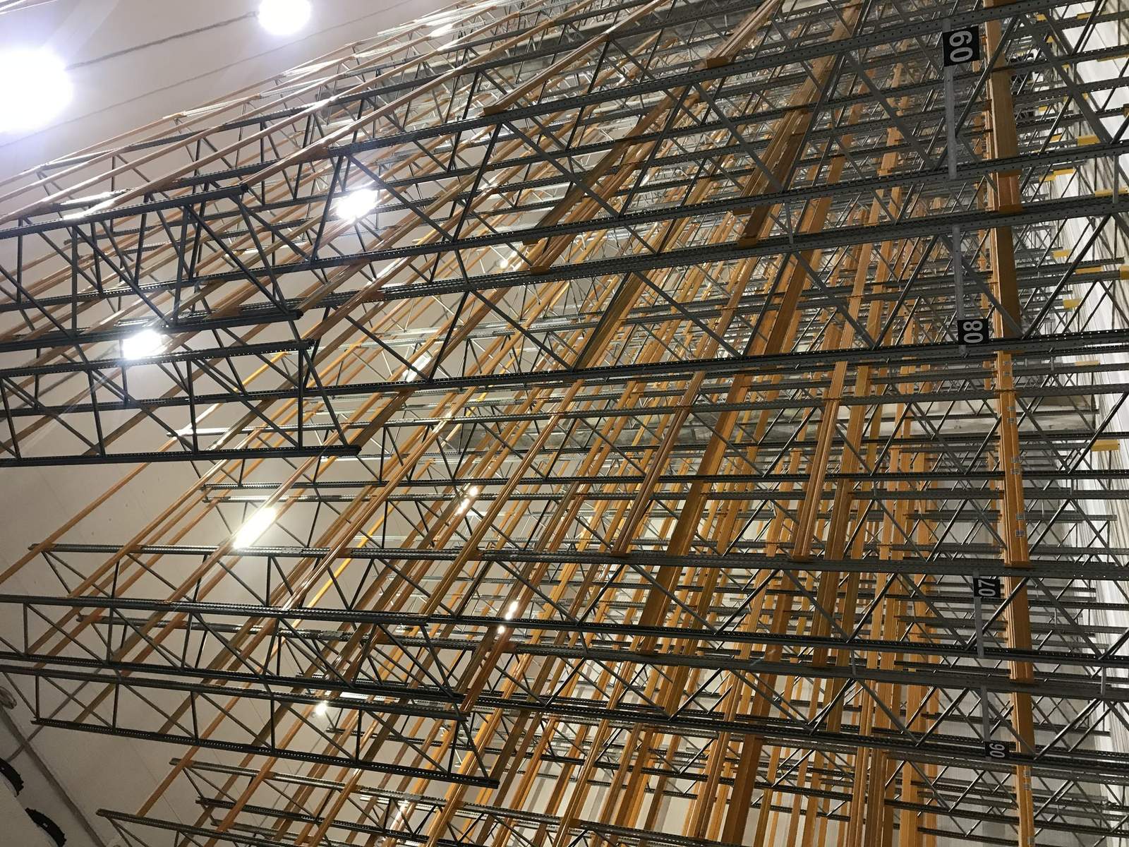吊顶夹芯板安装 — 多温区仓储综合体（莫斯科）
