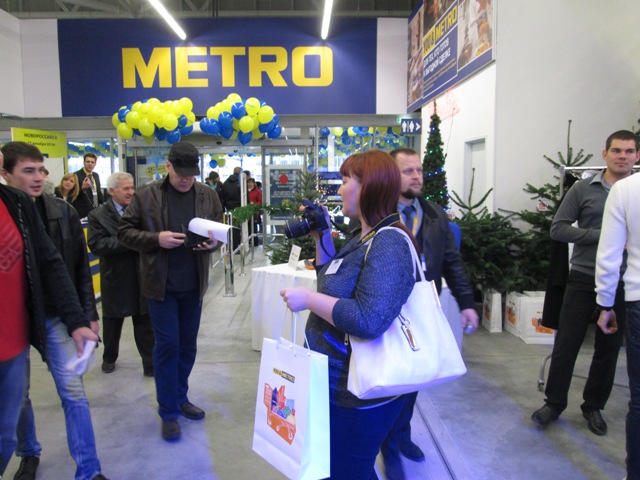 METRO Новороссийск - подвесной потолок из сендвич-панелей